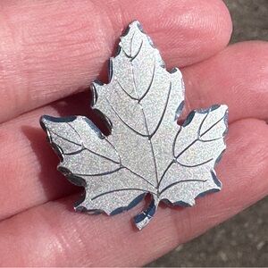 Sterling Maple Leaf Brooch Pin Back Vintage weight 3 grams